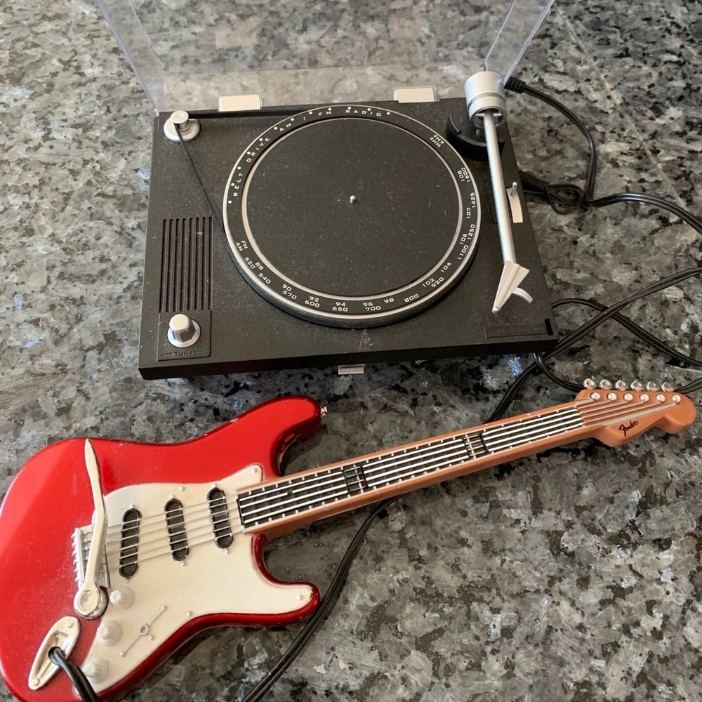 Guitar Radio - Battery Operated - Picture 2 of 2